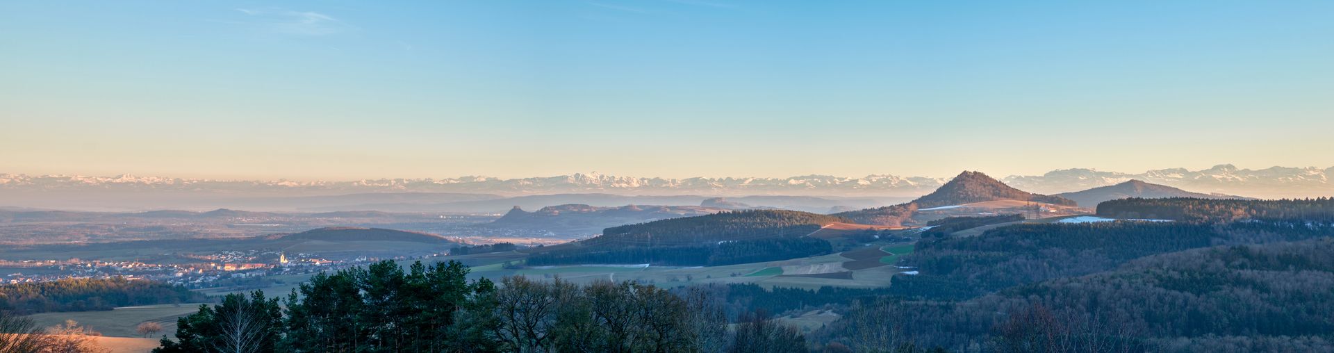 Panorama der Hegauvulkane in der Abenddämmerung, am Horizont die Alpen